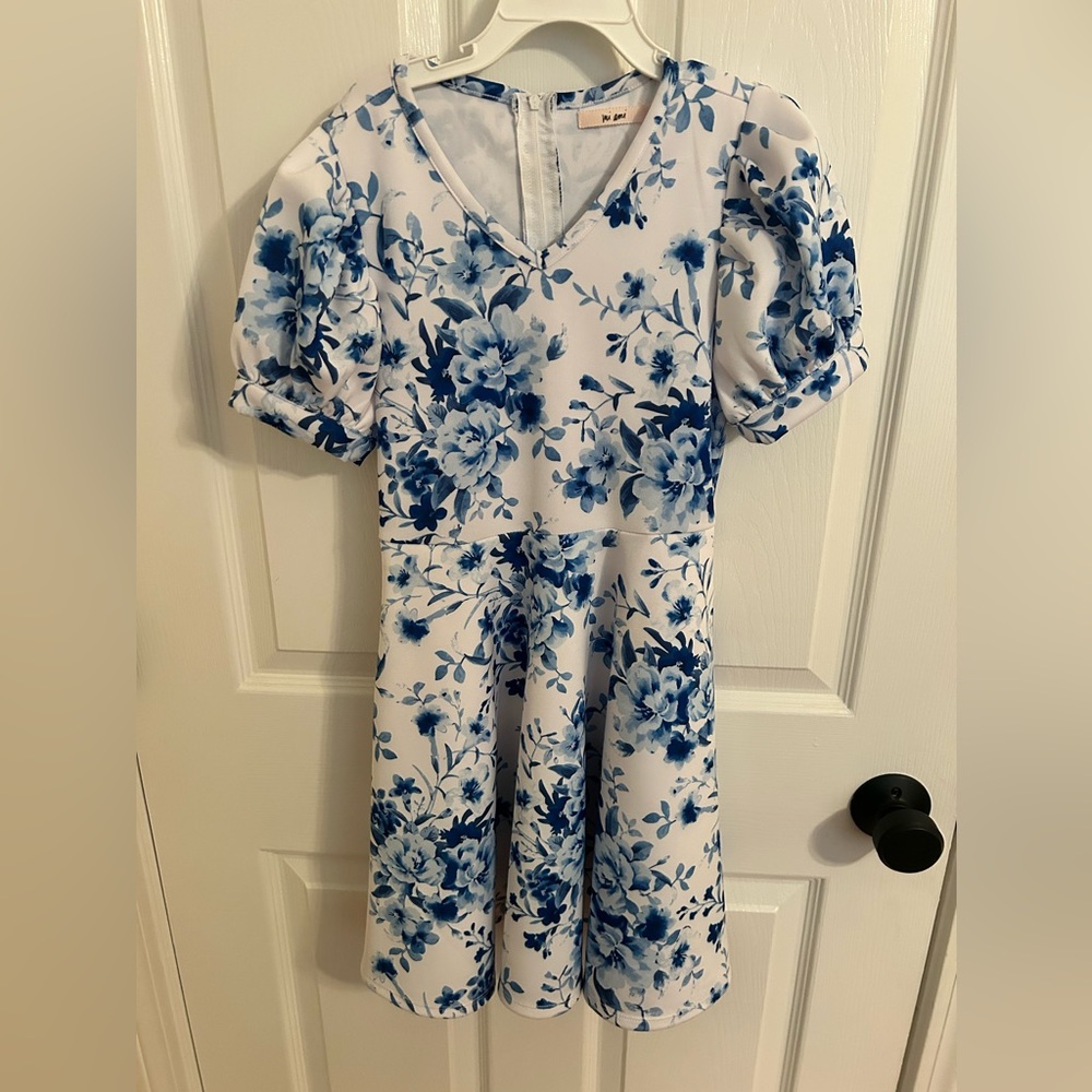 Adorable girls dress
Purchased from Francesca’s
Size girls 10